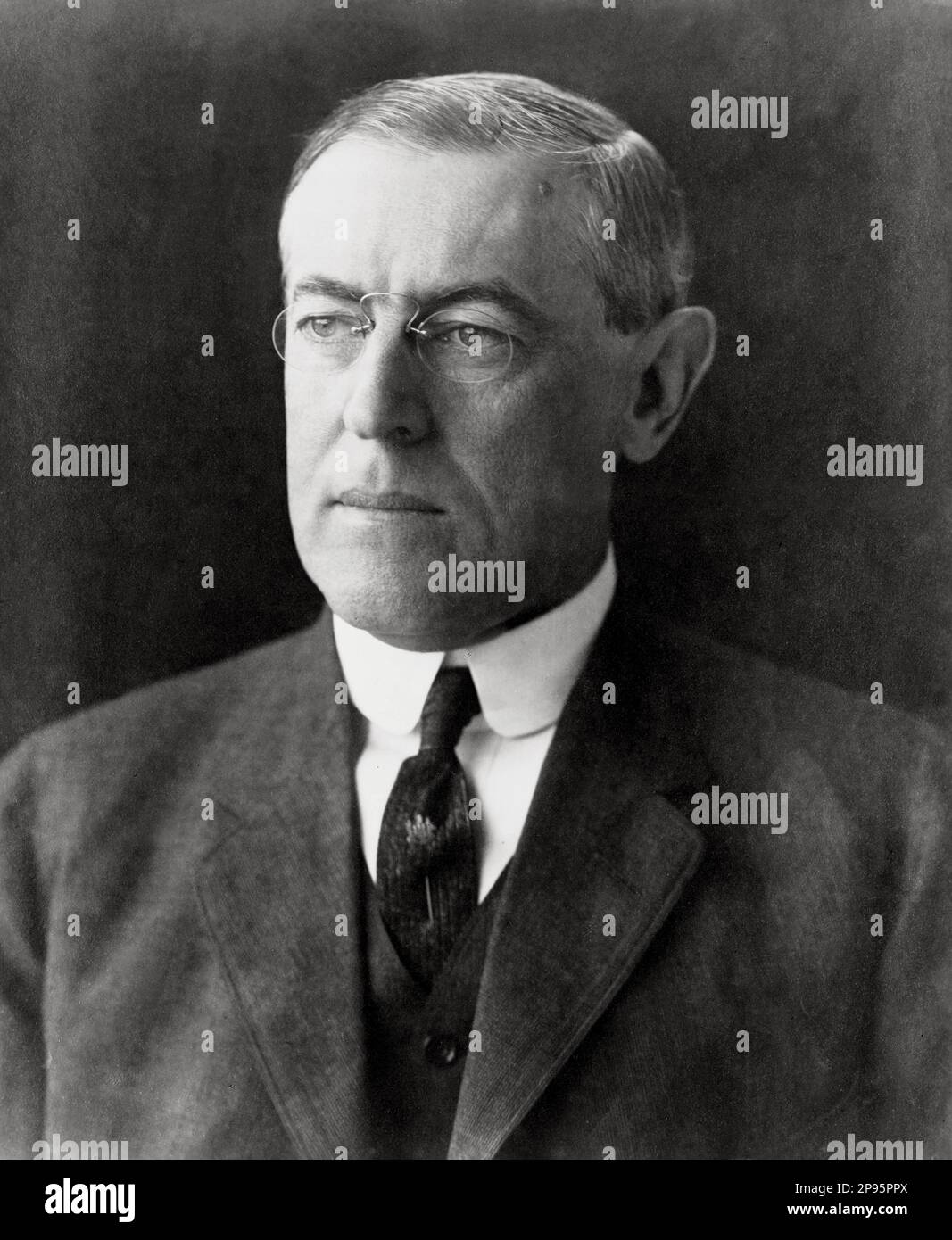 1912 c, USA : Thomas Woodrow WILSON ( 1856 –  1924 ), 28th President of the United States . Photo by Studio Pach Brothers, New York . - Presidente della Repubblica - USA - ritratto - portrait - cravatta - tie - collar - colletto  - occhiali - lens - glasses - pince-nez  - UNITED STATES  ----  Archivio GBB Stock Photo