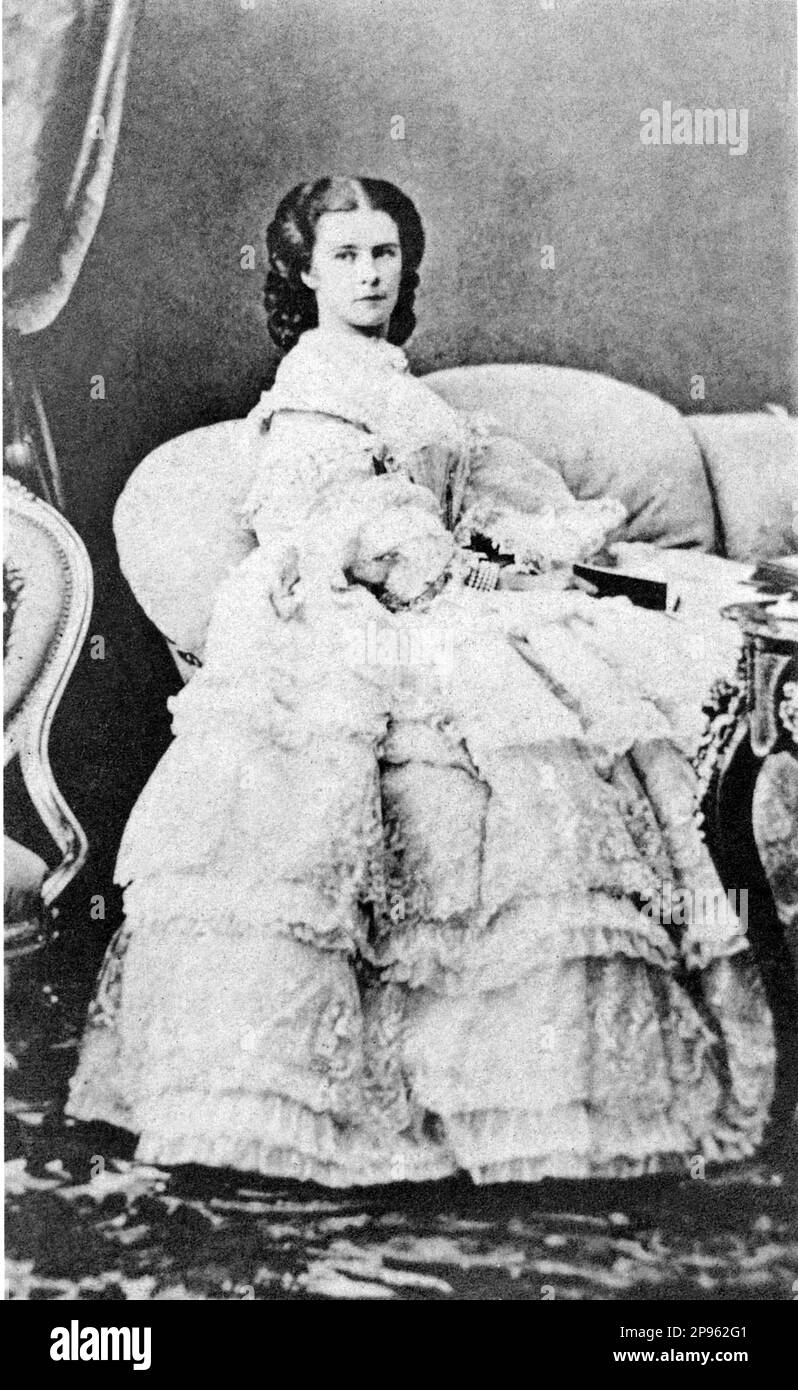 1863 , Wien , Austria : The celebrated austrian Empress Elisabeth of HABSBURG ( SISSI , Sisi von Wittelsbach , 1837 - 1898 ) , daughter of Maximillian von Bayern, wife of Kaiser Franz Josef ( 1830 - 1916 ) , Emperor of Austria , King of Hungary and Bohemia . Mother of suicided prince Rudolf ( 1850 - 1889 ). The Empress was killed by the italian anarchist Luigi Luccheni in Geneva .- FRANCESCO GIUSEPPE - JOSEPH - ABSBURG - ASBURG - ASBURGO - NOBILITY - NOBILI -  Nobiltà - REALI - HASBURG - ROYALTY - ELISABETTA DI BAVIERA - triste - sad - tristezza - lettore - lettrice - reader - book - libro - p Stock Photo