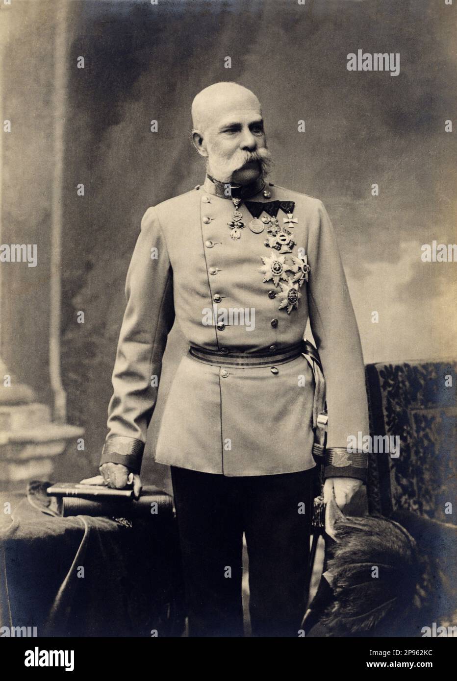 1900 c., Vienna , AUSTRIA : The austrian  Kaiser FRANZ JOSEF von ABSBURG Osterreich  ( 1830 - 1916 ) , Emperor of Austria , King of Hungary and Bohemia . - FRANCESCO GIUSEPPE - JOSEPH - ABSBURG - ASBURG - ASBURGO - NOBILITY - NOBILI -  Nobiltà - REALI - HABSBURG - HASBURG - ROYALTY - AUSTRIA - beard - barba  - baffi - moustache - military uniform - divisa uniforme militare  - Francesco Giuseppe - medails - medaglie   ----  Archivio GBB Stock Photo