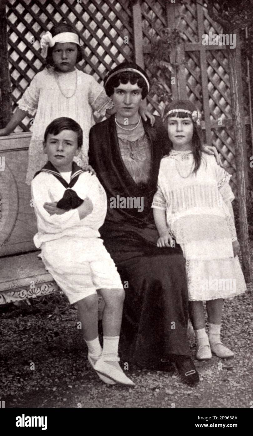 1912 , Roma , ITALY : The italian-american  marchesa EDITTA DUSMET DE SMOURS ( born in USA , Editha , Edith OLIVER ). Married in Pittsburgh , USA , the day 22 october 1904 with italian neapolitan marchese Alfredo Dusmet De Smours  ( 1879 -  dead in Lausanne , Swiss , 1948  ), mother of 3 sons with her in this photo  : GIACOMO ( later married with princess Elena Borghese , 1905 - ), MARIA FRANCESCA ( 1907 - later married with conte Francesco di CAMPELLO Boncompagni Ludovisi ) and EDITTA MARIA ( 1909 - 1999 , later married with Duca prince Filippo LANTE DELLA ROVERE ). Editta Oliver was the gran Stock Photo