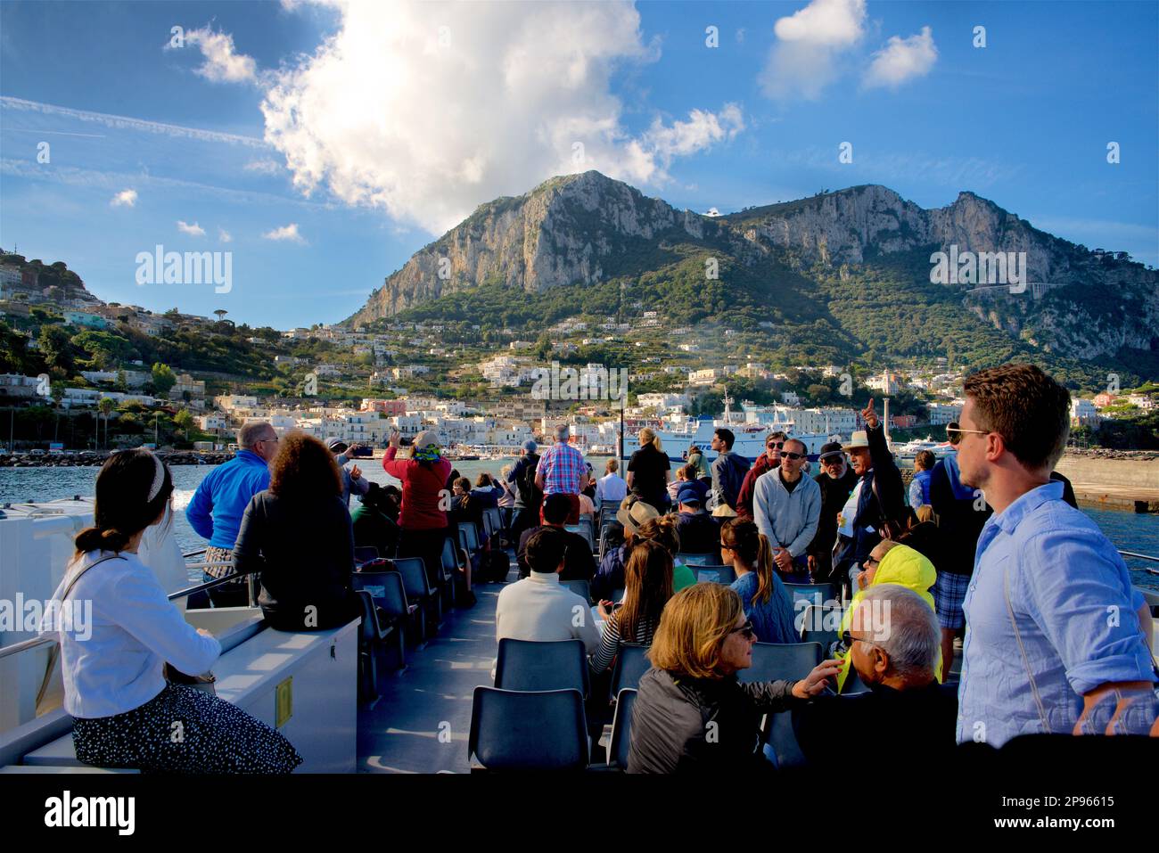 Tourists shopping capri italy hi-res stock photography and images - Alamy