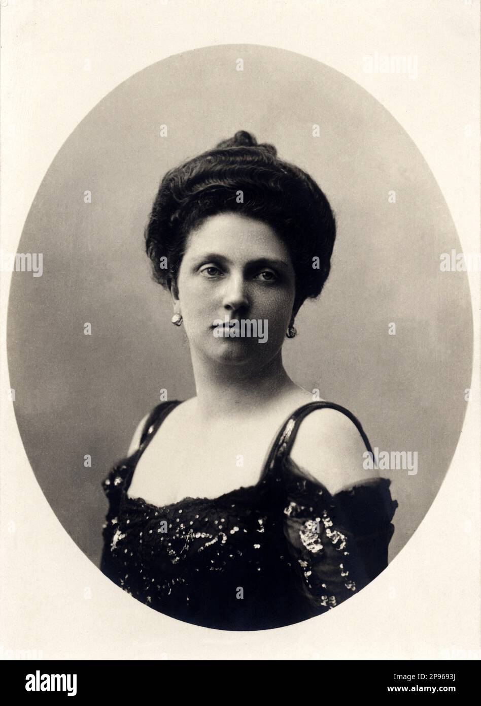1902  : The scandalous Kronprinzessin zu Sachsen  LUISA VON TOSCANA ( Luise , Louise von Österreich - Toskana  , Salzburg 1870 – Bruxelles 1947 ). Married with Friedrich August III von Sachsen ( Frederick Augustus ,1865 - 1932), with him have 7 sons. Princess Imperial and Archduchess of Austria, Princess of Tuscany, Hungary and Bohemia was a daughter of Ferdinand IV of Tuscany and his second wife Alicia of Parma, daughter of Duke Charles III and Louise of Berry. She didn't follow etiquette at the court, which resulted in arguments with her father-in-law. On 9 December 1902 she left Saxony with Stock Photo