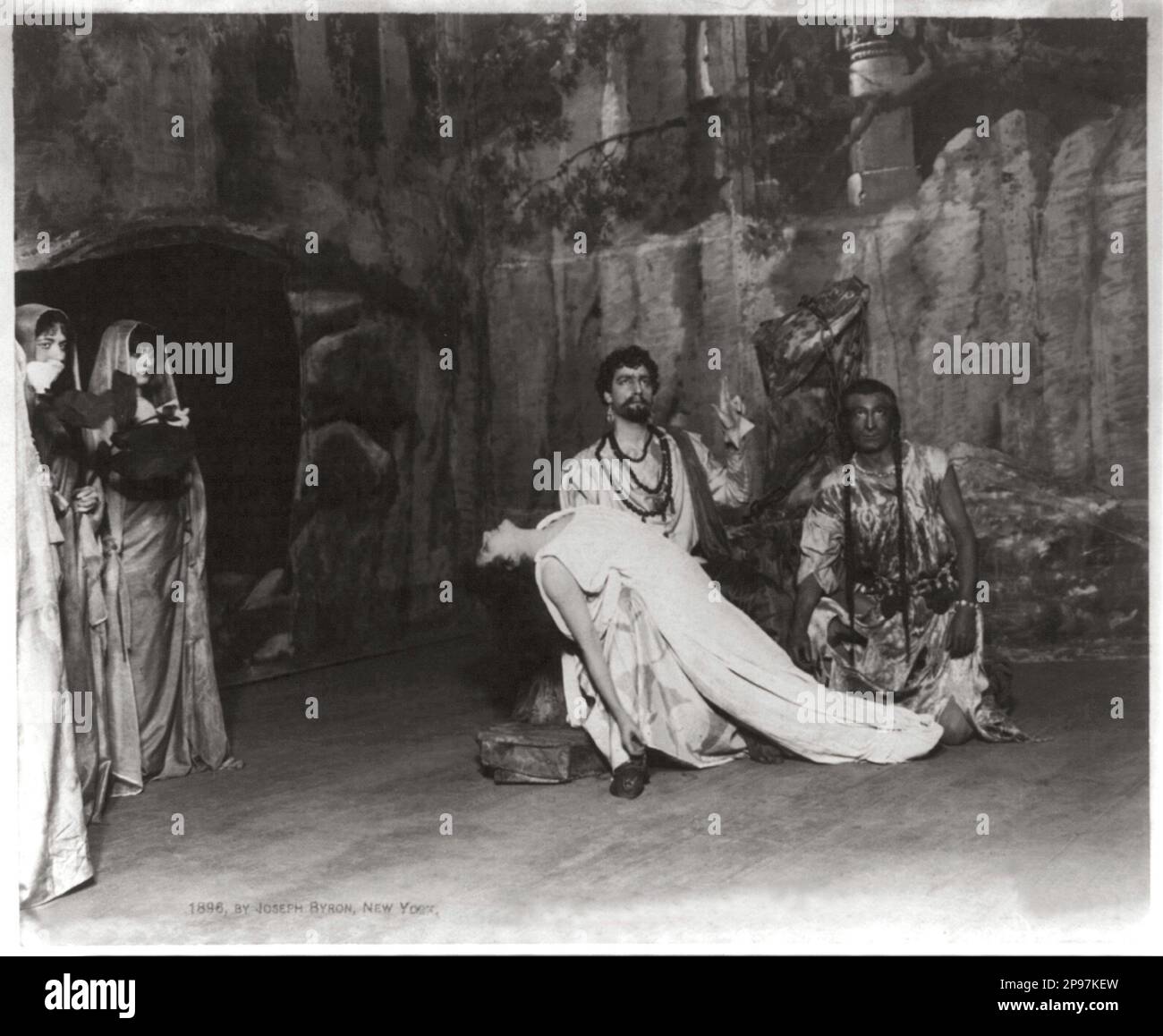 1896 , New York , USA : The french most celebrated theatre actress SARAH BERNHARDT ( 1844 - 1923 ) in  IZEYL by dramatist Eugene Morand and Armand Silvestre . Photo by Joseph Byron , New York - attrice - TEATRO - THEATRE - THEATER - DIVA - DIVINA - VAMP  - BELLE EPOQUE  - scena - scenografia ----   Archivio GBB Stock Photo