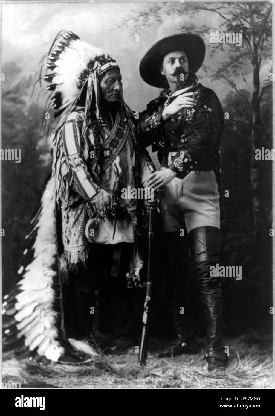 1855 , USA :  Colonel William Frederick CODY , know as BUFFALO BILL ( 1846 - 1917 ) at time of WILD WEST SHOW  international tour .  In this photo with ancient enemy chief SITTING BULL ( 1834ca - 1890 ) . Photo by  William Notman studios, Montreal, Quebec, Canada, during Buffalo Bill's Wild West Show, August 1885  .- Epopea del Selvaggio WEST - cowboy - cow-boy - cappello - hat Circus Barnum - fucile - gun - arma - rifle - baffi - barba - beard - moustache - frangie - fringes - leather - pelle  - Circo - boots - stivali - piume - feathers - NATIVE AMERICANS - INDIANO D' AMERICA - Indiani - TOR Stock Photo