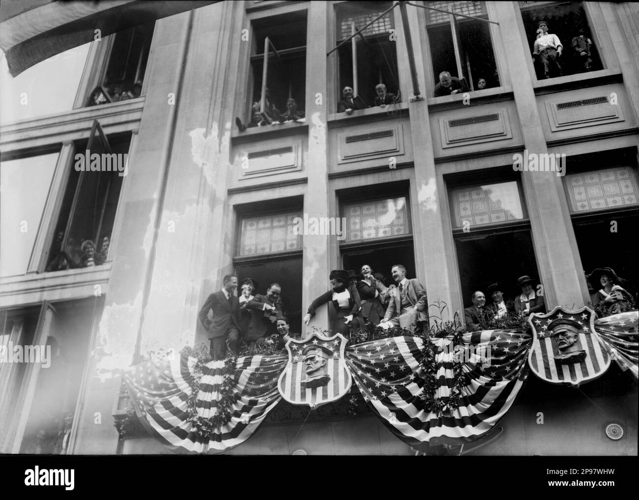 1918 ca,, New York , USA : The italian Opera singer tenore  ENRICO CARUSO ( Napoli 1873 - 1921 ) take photos with a camera , with collegues and friends , at window of the Metropolitan Opera House Theatre offices during a military parade for the Victory of WWI . With him the 2nd wife Dorothy Benjamin ( 1893 - 1955 ) and son Enrico Caruso, Jr. ( born in 1904 ).     -  MUSICA CLASSICA - CLASSICAL - MUSIC - portrait - ritratto - smile - sorriso - TENORE - OPERA LIRICA - TEATRO - THEATER -   -  GREAT WAR - GRANDE GUERRA - WORLD WAR I - PRIMA GUERRA MONDIALE ----   Archivio GBB Stock Photo