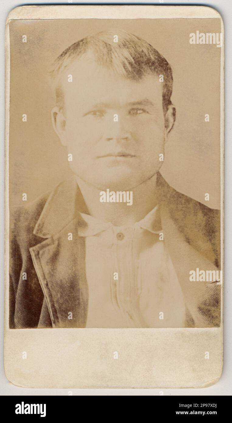 1893 : The notorious train and bank robber outlaw Robert Le Roy Parker, alias  BUTCH CASSIDY  ( 1866 - c. 1908 ) . Photograph taken at the Wyoming State Penitentiary, Laramie, Wy - Wild Bunch  - GRUPPO SELVAGGIO - WEST - epopea del - FUORILEGGE - bandito - collar - colletto - BANDITO ----   Archivio GBB Stock Photo