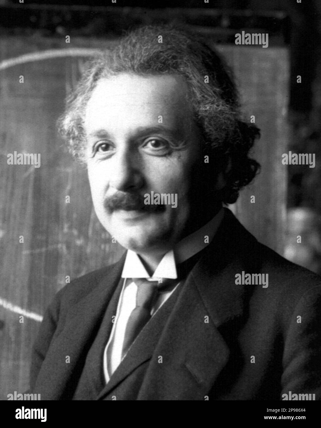 1921 : The german Physicist  ALBERT EINSTEIN ( 1879 - 1955 ) , 1921 Nobel Prize winner .  Photo by F. Schmutzer - foto storiche - foto storica  - scienziato - scientist  - portrait - ritratto  -  Physics - FISICA - FISICO - SCIENZA - SCIENCE  - baffi - moustache - PREMIO NOBEL PER LA FISICA - Atomica - Atomo  - scienziato - genius - genio  - tie - cravatta - collar - colletto ----   Archivio GBB      Argenzia Stock Photo