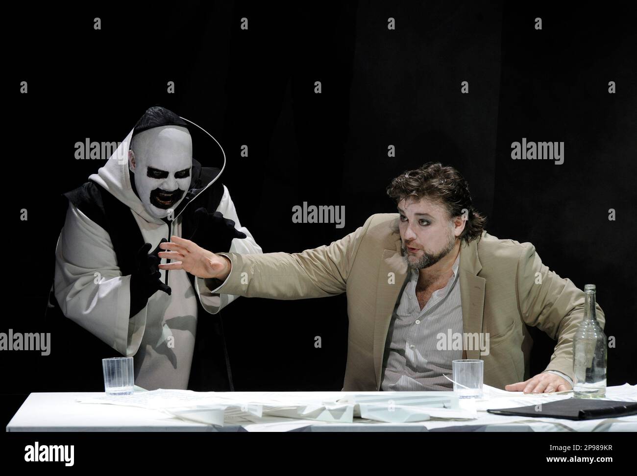 Der Saenger und Schauspieler Christopher Ventris in der Rolle des