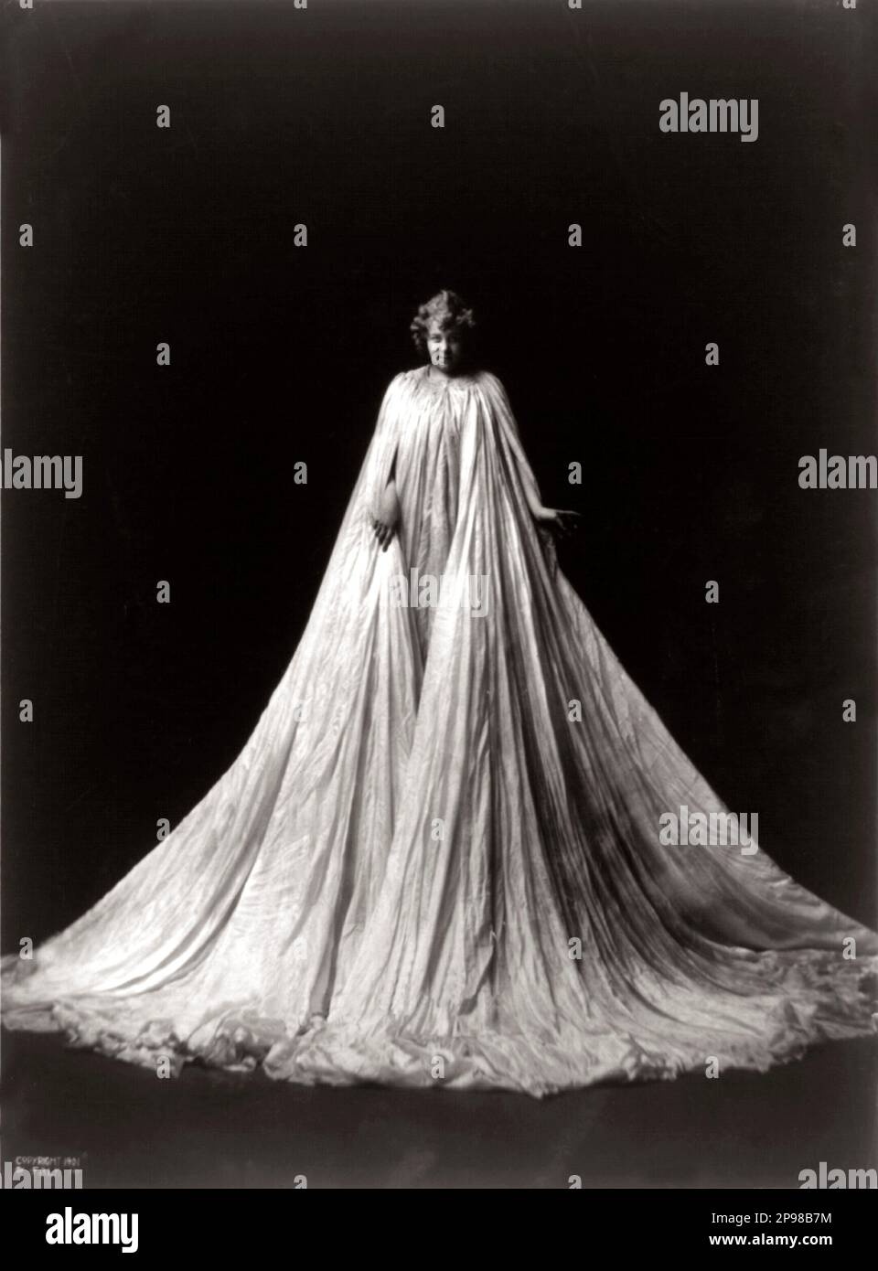 1901 , New York , USA : The celebrated american dancer of parisian