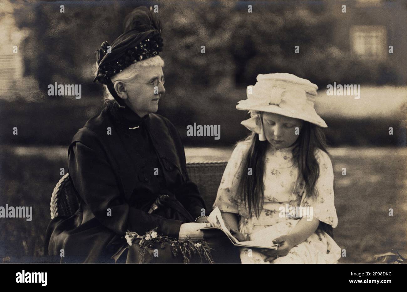 1916 ca , Netherlands   : The future Queen JULIANA ( 1909 - 2004 ) of Netherlands with grandmother Princess Marie of Schwarzburg-Rudolstadt.  . Photo by H. Deutmann , Den Haag . Daughter of Queen WILHELMINA  ( of Orange-Nassau , 1880 – 1962 )  married in 1901 with Duke Heinrich Wladimir Albrecht Ernst of  Mecklenburg-Schwerin ( 1876 –  1934 ). On September 4, 1948, after a reign of 58 years and 50 days, Wilhelmina abdicated in favour of her daughter Juliana .  - REALI - ROYALTY - nobili - Nobiltà  - nobility - OLANDA  - PAESI BASSI - HOLLAND -  REGINA   - hat - cappello - reader - lettore - le Stock Photo