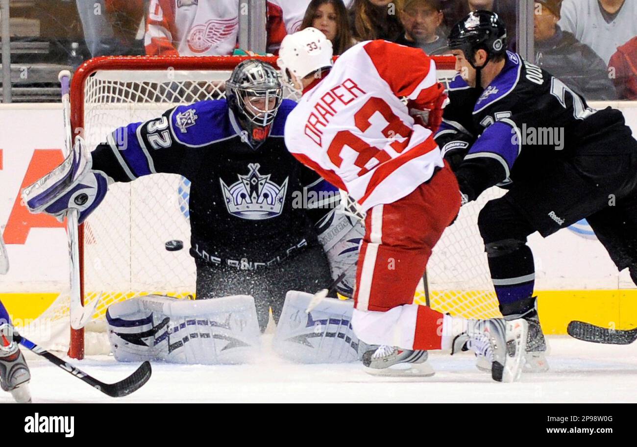 Detroit Red Wings center Kris Draper scores on Los Angeles Kings goalie