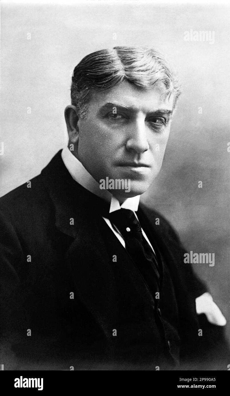 1905 ca , Paris , France : The french actor  LUCIEN GUITRY ( Paris 1860 - 1925 ) , father of most celebrated actor and movie director Sacha Guitry ( 1885 - 1957 ) - attore - TEATRO - THEATER - attore teatrale  - cravatta - tie - collar - colletto - BELLE EPOQUE ----   Archivio GBB Stock Photo