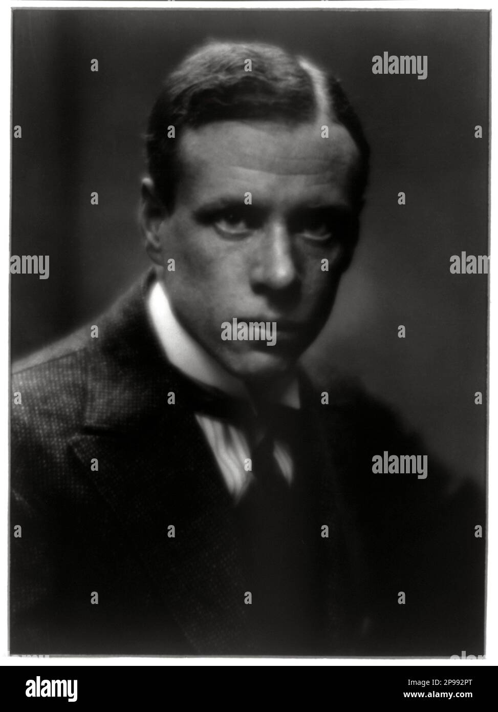 1914 : The american novelist , short-story writer, and playwright SINCLAIR LEWIS ( 1885 - 1951 ). Photo by Arnold Genthe . In 1930 he became the first American to be awarded the Nobel Prize in Literature  - SCRITTORE - LETTERATURA - LITERATURE - letterato - TEATRO - THEATRE - THEATER - portrait - ritratto - collar - colletto  ----   Archivio GBB Stock Photo