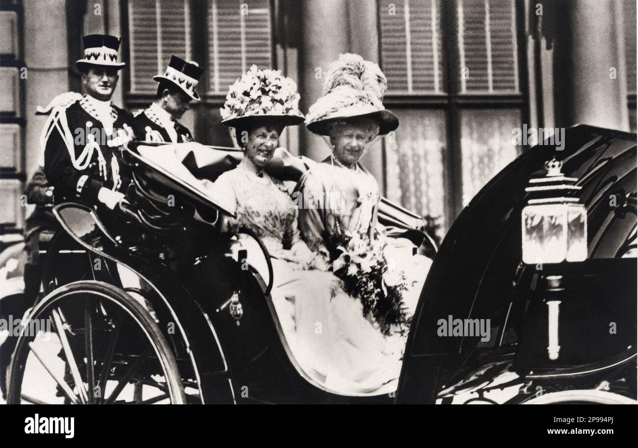 1912 ca , Berlin , Germany : The  Queen MARY ( born Princess  of Teck ,  1867 - 1953 ) , mother of two Kings  of Great Britain : Edward VIII and George VI King . In this photo with Kaiserin Queen AUGUSTE VICTORIA of Schleswig Holstein ( 1858 - 1821 ), wife of Kaiser Willhelm II ( 1859 - 1941 ) , eldest daughter of Frederick VIII, Duke of Schleswig-Holstein and Princess Adelheid of Hohenlohe-Langenburg . Her maternal grandparents were Ernst Christian Carl IV , Prince of Hohenlohe-Langenburg and Princess Feodora of Leiningen, half-sister of Queen Victoria of England . Photo by R. Sennecke , Berl Stock Photo