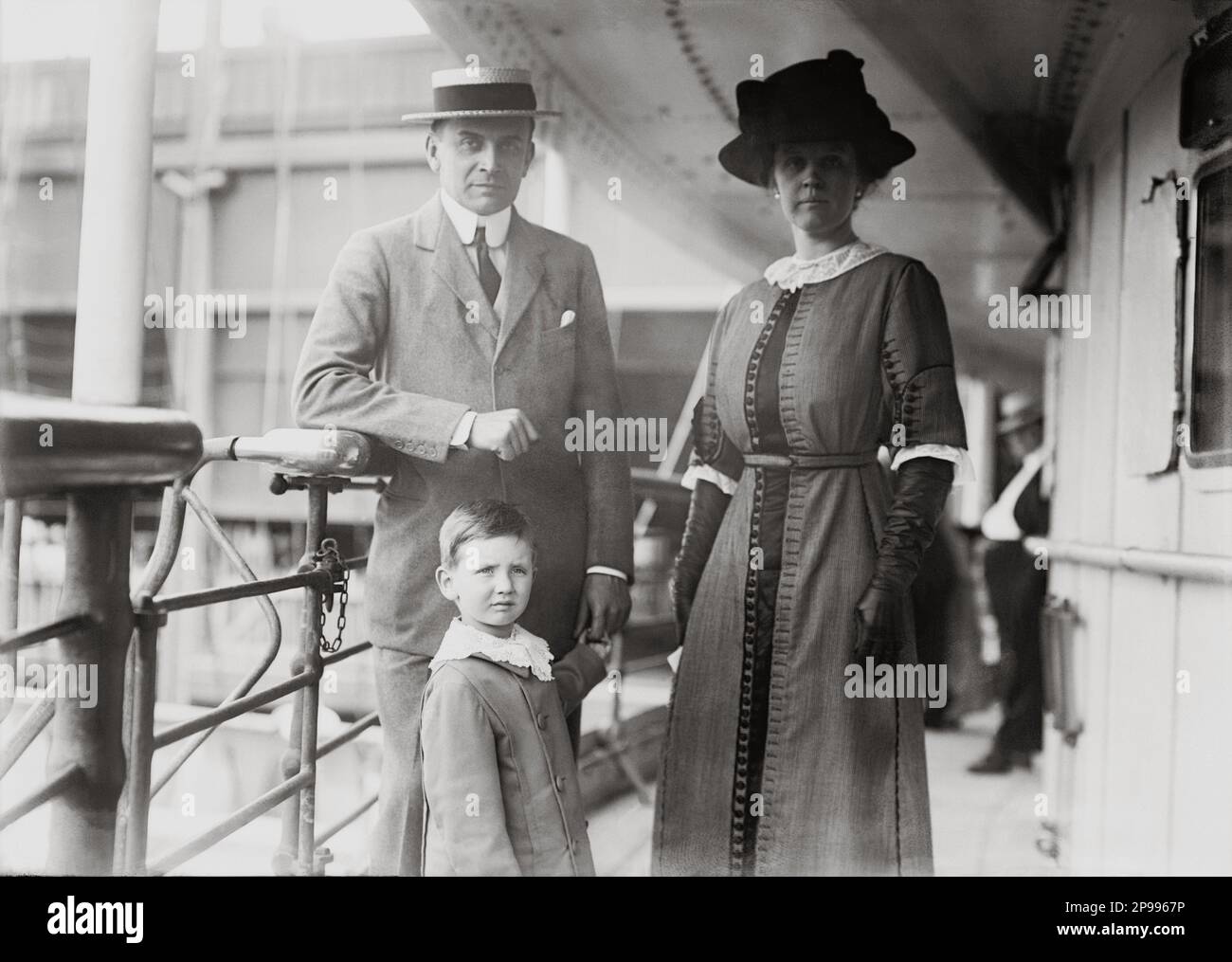 1912 ca , New York , USA :  The count CARL Poul Oskar von MOLTKE (  von Moltke-Huitfeldt - af Moltke Hvtfeld  , 1869 - 1935 )  with american wife Cornelia Van Rensselaer Thayer Robb ( 1881- 1960 ) and son Count Carl Adam Moltke ( 1908 -1989 ) . Carl Poul was the Danish minister to the United States in 1908 and the Foreign Minister of Denmark 1924 - 1926. His son Carl Adam became a member of the Danish underground in World War II . - NOBILITY - NOBILI - Nobiltà  - REALI  - ROYALTY -  BELLE EPOQUE - tie - cravatta - hat - paglietta - cappello - gloves - guanti  - transatlantico - nave - ocean cr Stock Photo