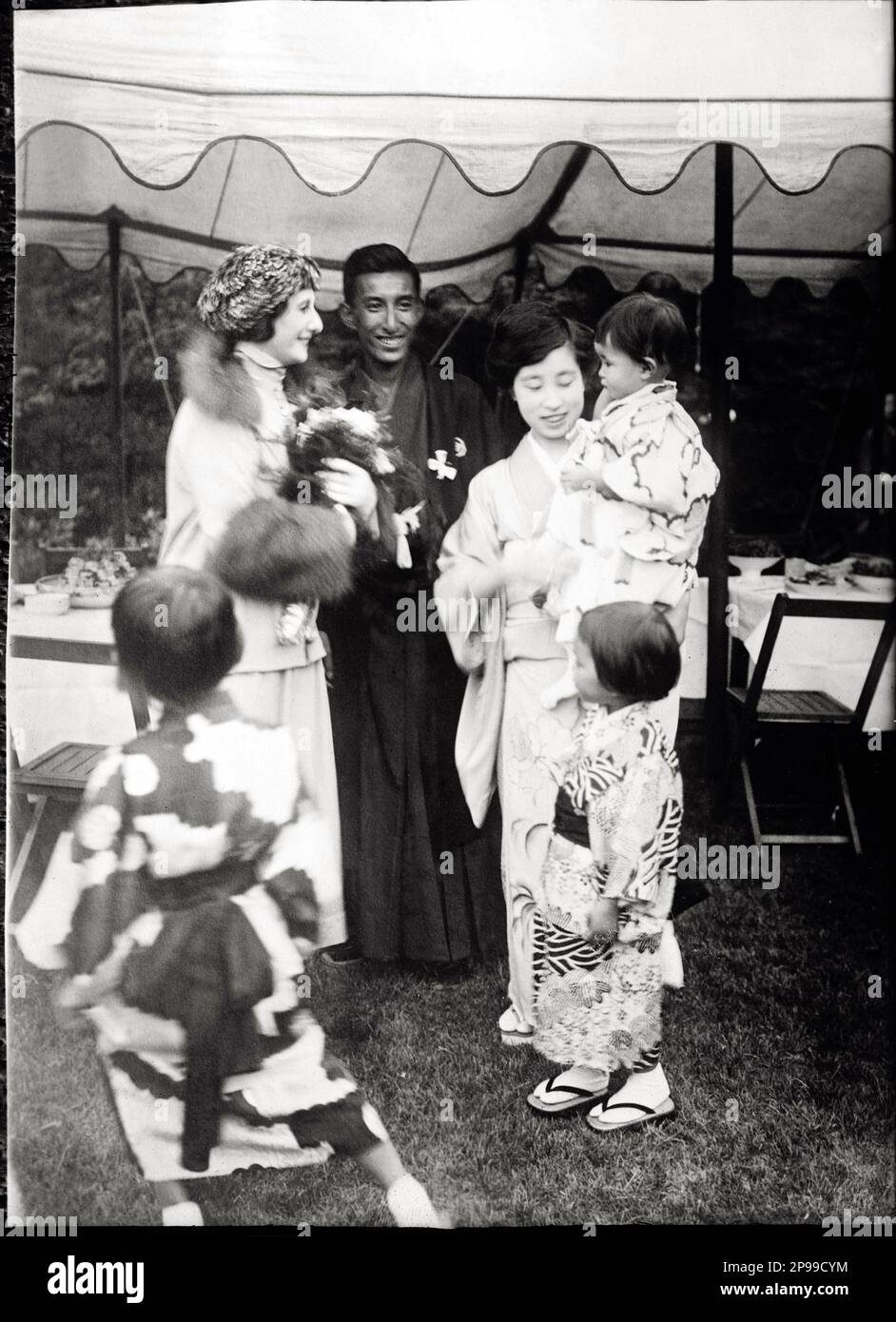 1915 ca , New York , USA   : The most celebrated  russian  dancer ANNA PAVLOVA ( Pavlovna 1881 - 1931 ) with the Japan ambassador Viscount MISHIMA and his family .     - DJAGILEV - Nijinski - Nijinsky - DANCE - DANZA - ballerina - BALLETS RUSSES -  BALLETTO - TEATRO - BALLERINA - DANCER  - DIVA - DIVINA  - THEATER - THEATRE - ambasciata - ambasciatore - garden - giardino - children - bambini - Giappone  - PAVLOWA  ----   Archivio GBB Stock Photo