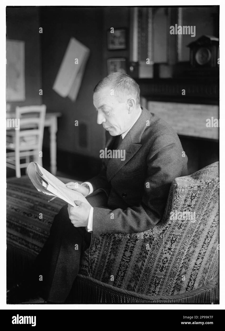 1920 , december , New York , USA : The russian music composer  and pianist SERGEI RACHMANINOFF ( Sergej Vasil'evic Rahmaninov - Sergej Vasilyevich Rachmaninov ) (Velikij Novgorod, Russia 1873 – Beverly Hills, USA 1943 ) . He had great success with the Opera ALEKO , four piano concertos and many others works . He was one of the greatest pianist of his time . Photograph by Bain , New York - PIANISTA - COMPOSITORE - OPERA LIRICA - CLASSICA - CLASSICAL - PORTRAIT - RITRATTO - MUSICISTA - MUSICA   - CRAVATTA - TIE - -- ARCHIVIO GBB Stock Photo