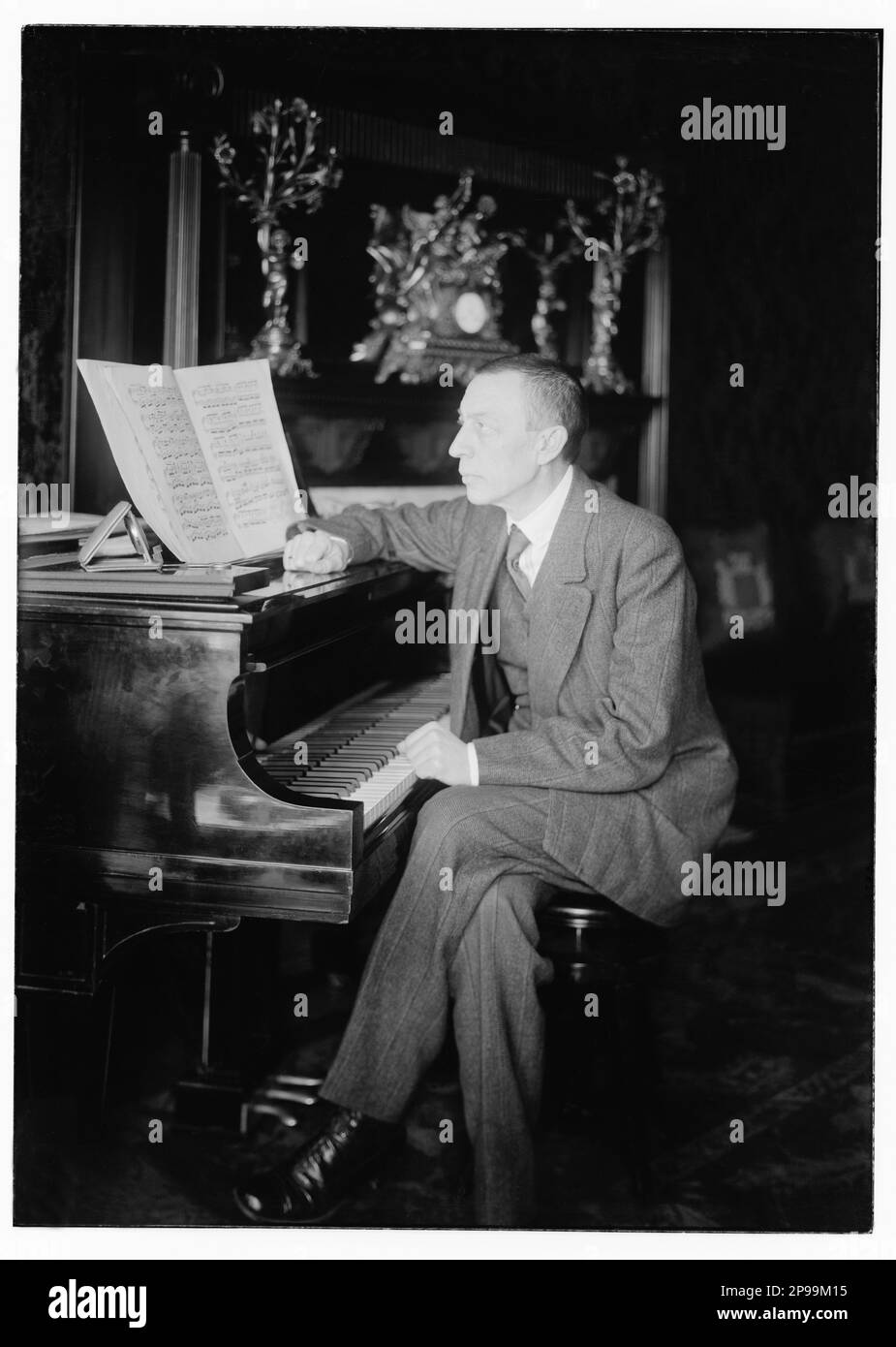 1921 , New York , USA : The russian music composer  and pianist SERGEI RACHMANINOFF ( Sergej Vasil'evic Rahmaninov - Sergej Vasilyevich Rachmaninov ) (Velikij Novgorod, Russia 1873 – Beverly Hills, USA 1943 ) . He had great success with the Opera ALEKO , four piano concertos and many others works . He was one of the greatest pianist of his time . Photograph by Bain , New York - PIANISTA - COMPOSITORE - OPERA LIRICA - CLASSICA - CLASSICAL - PORTRAIT - RITRATTO - MUSICISTA - MUSICA   - pianoforte - piano - CRAVATTA - TIE - profilo - profile  -- ARCHIVIO GBB Stock Photo
