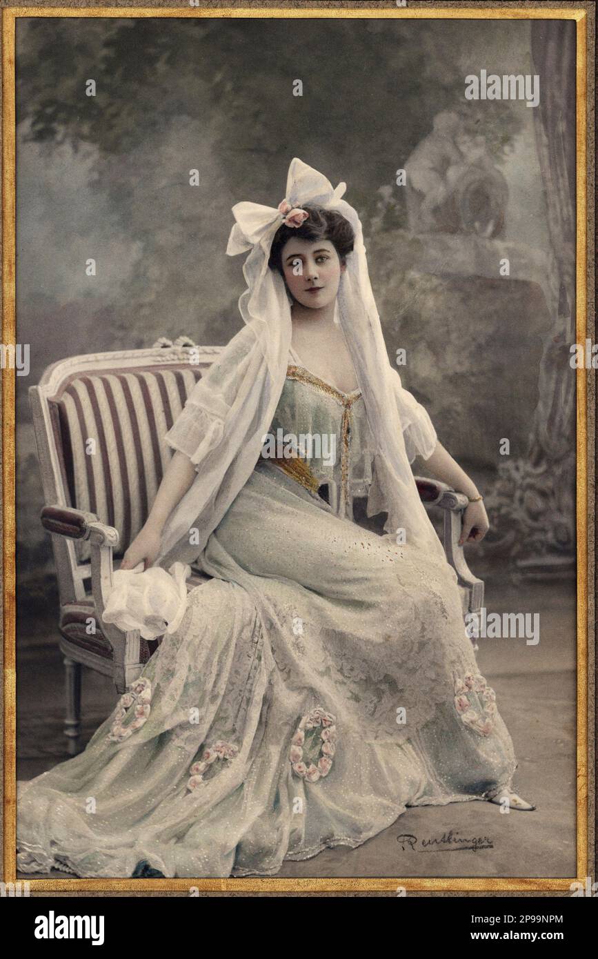 1900 ca , Paris , France:The french french actress Mademoiselle HARLAY ( Hélène Devilliers ), dressed in bridal dress . Harlay was portroyed several times by celebrated painters like HELLEU .  Photo by REUTLINGER , Paris , France . - foto storiche - foto storica  - matrimonio - vestito abito da sposa - wedding  - velo - veil - pizzo - lace - chignon - BELLE EPOQUE - decolleté - neckline - neckopening - scollatura - portrait - ritratto - Francia - France - FASHION - MODA ----   Archivio GBB Stock Photo