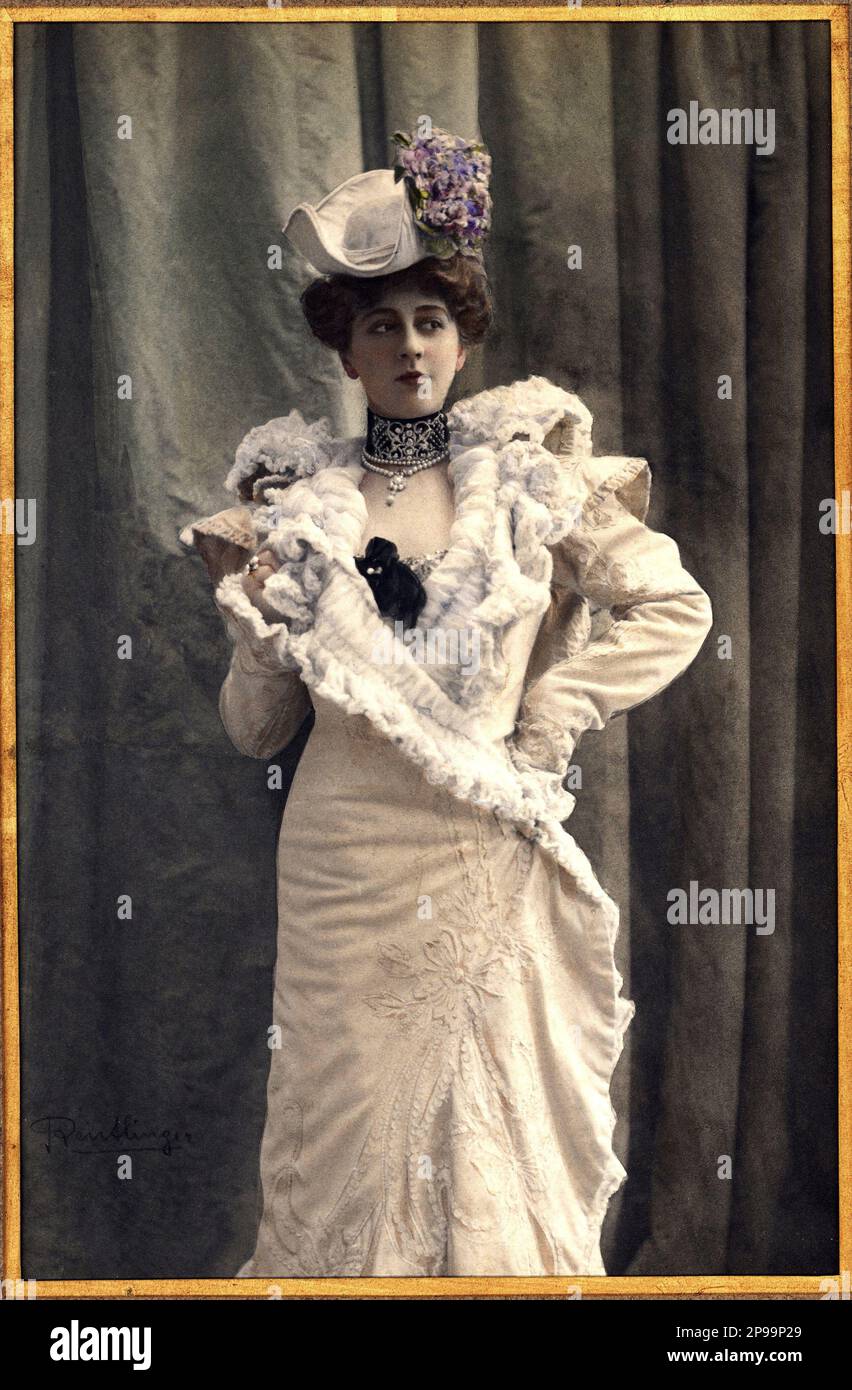 1900 ca , Paris , France: A beautiful undentified woman in fancyt heatre dress . Photo by REUTLINGER , Paris , France .  - foto storiche - foto storica  - pizzo - lace - chignon - BELLE EPOQUE - decollete' - neckline - neckopening - scollatura - portrait - ritratto - Francia - France - FASHION - MODA - pearls - perle - collana - necklace - bijoux - jewels - jewellery - gioiello - gioielli - hat - cappello - hortense - ortensia - anello - ring - demi-mondaine ----   Archivio GBB Stock Photo