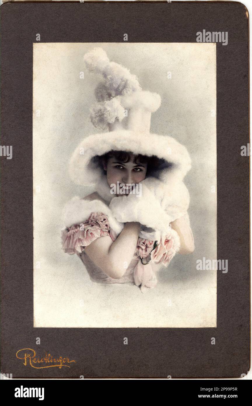1900 ca , Paris , France: The beautiful  singer SERRANO in fancy theatre dress . Photo by REUTLINGER , Paris , France . - foto storiche - foto storica  - pizzo - lace - hat - cappello - SMILE - SORRISO - pelliccia - furs - BELLE EPOQUE - portrait - ritratto - Francia - France - FASHION - MODA -  ----   Archivio GBB Stock Photo