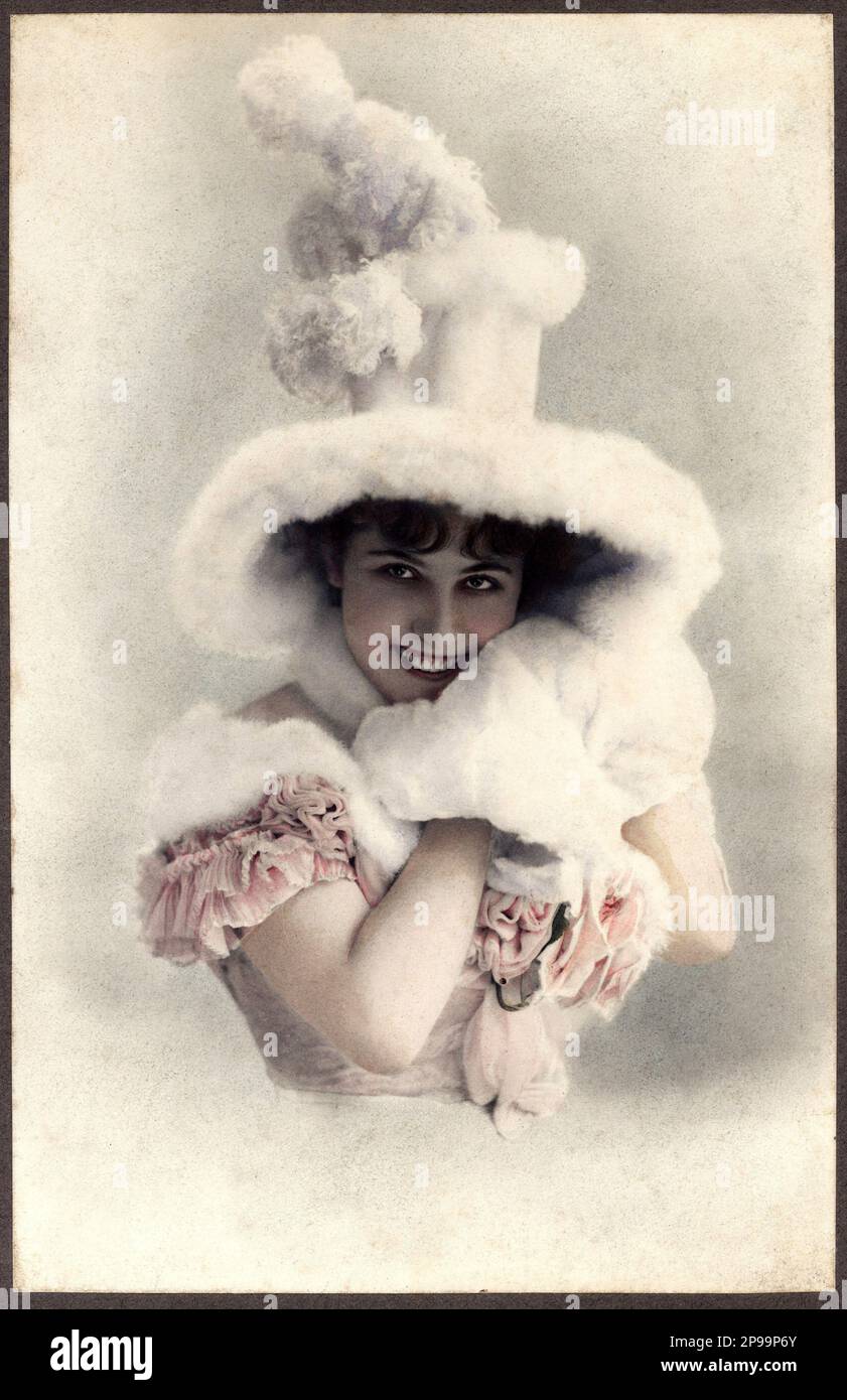 1900 ca , Paris , France: The beautiful  singer SERRANO in fancy theatre dress . Photo by REUTLINGER , Paris , France .  - foto storiche - foto storica  - pizzo - lace - hat - cappello - SMILE - SORRISO - pelliccia - furs - BELLE EPOQUE - portrait - ritratto - Francia - France - FASHION - MODA -  ----   Archivio GBB Stock Photo