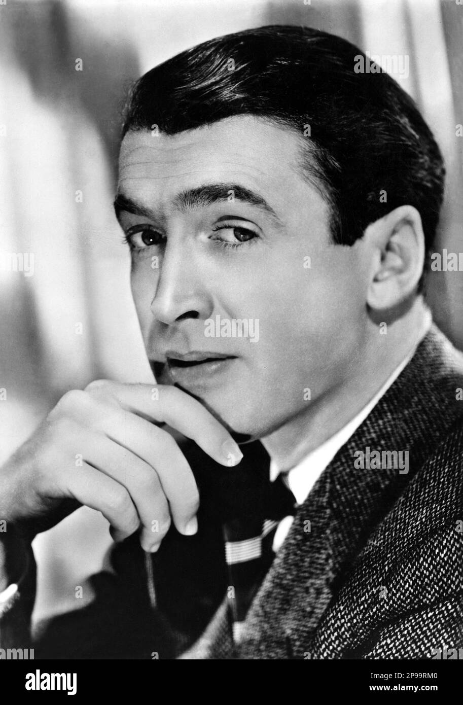 1955 ca : The  movie actor JAMES STEWART ( 1908 - 1997 ),  pubblicitary shot   - CINEMA - ATTORE CINEMATOGRAFICO -  portrait - ritratto   ----   Archivio GBB Stock Photo