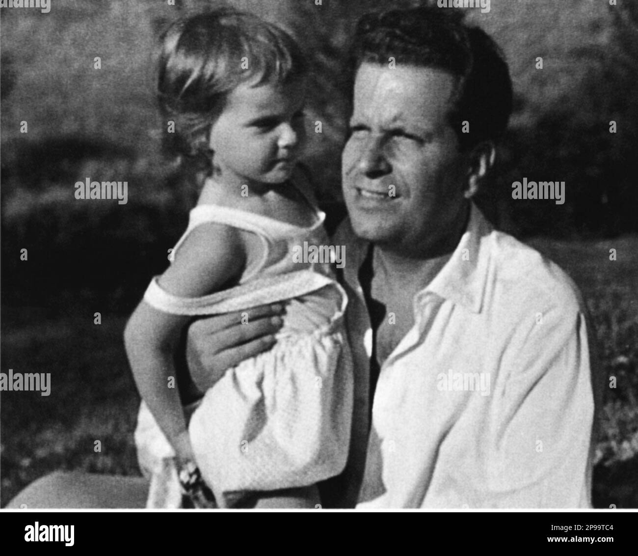 1950 ca  : FILIBERTO TOSELLI with daughter MONICA . Son of the scandalous Kronprinzessin zu Sachsen  LUISA VON TOSCANA ( Luise von Sachsen , Louise von Osterreich - Toskana  , Countess of Montignoso ,  1870 – 1947 ). Princess Imperial and Archduchess of Austria, Princess of Tuscany, Hungary and Bohemia was a daughter of Ferdinand IV of Tuscany .  On 25 September 1907 Luise married the Italian musician Enrico Toselli in London. They had one son Carlo Emanuele Toselli (1908 - 1969 ) and were divorced five years later and the son legally was to Toselli grand-parents in Florence . - GERMANIA - GER Stock Photo
