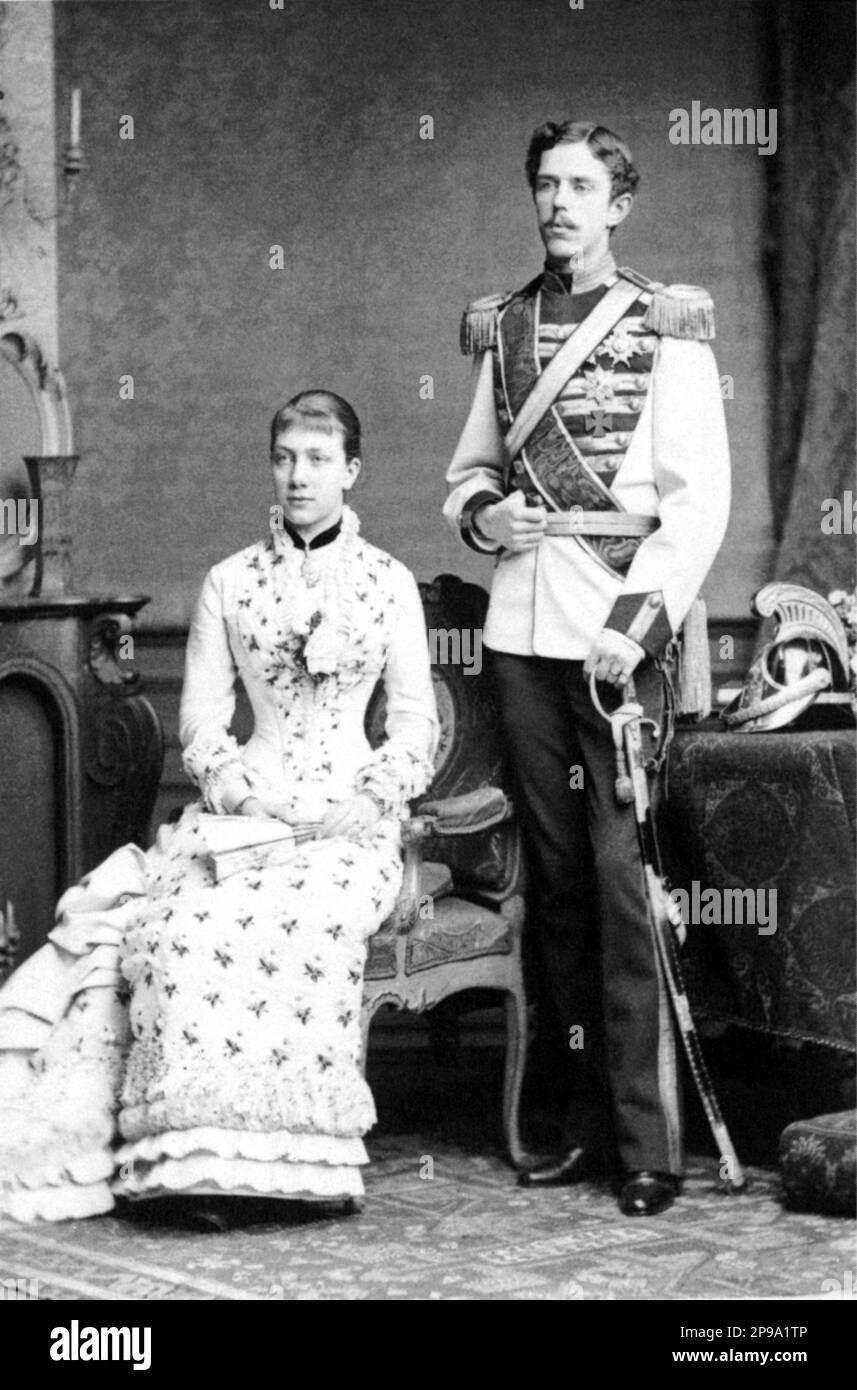 1881 , Karlsruhe , Sweden  : Queen VICTORIA of SWEDEN ( 1862 - 1930 ), born princess Viktoria of BADEN , married with the future King GUSTAF V of SWEDEN BERNADOTTE ( 1858 - 1950 ) 20 september 1881   . Her father was Grand Duke Friedrich I of Baden ( son of Princess Sophie of Sweden ) and Princess Louise of Prussia ( only daughter of Wilhelm I of Germany and Augusta of Saxe-Weimar ) . Mother of future King Photo Gustav VI Adolf of Sweden ( 1882 - 1973 ). Photo by Schulz and Suck , Karlsruhe  - REGINA - RE - NOBILITY - Nobiltà  - REALI - ROYALTY - portrait - ritratto - necklace - collana  -  Ho Stock Photo