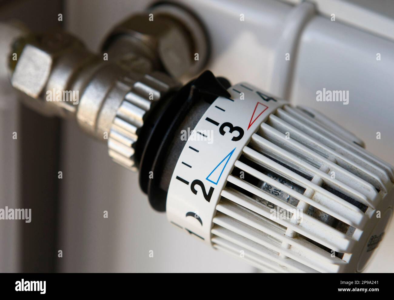 ARCHIV ** Ein Thermostatventil an einer Heizung, fotografiert am 9. Juni  2008 in einem Haushalt in Bremen. Selbst bei einer drastischen  Einschraenkung der Gaslieferungen aus Russland werden die Heizungen in  Deutschland