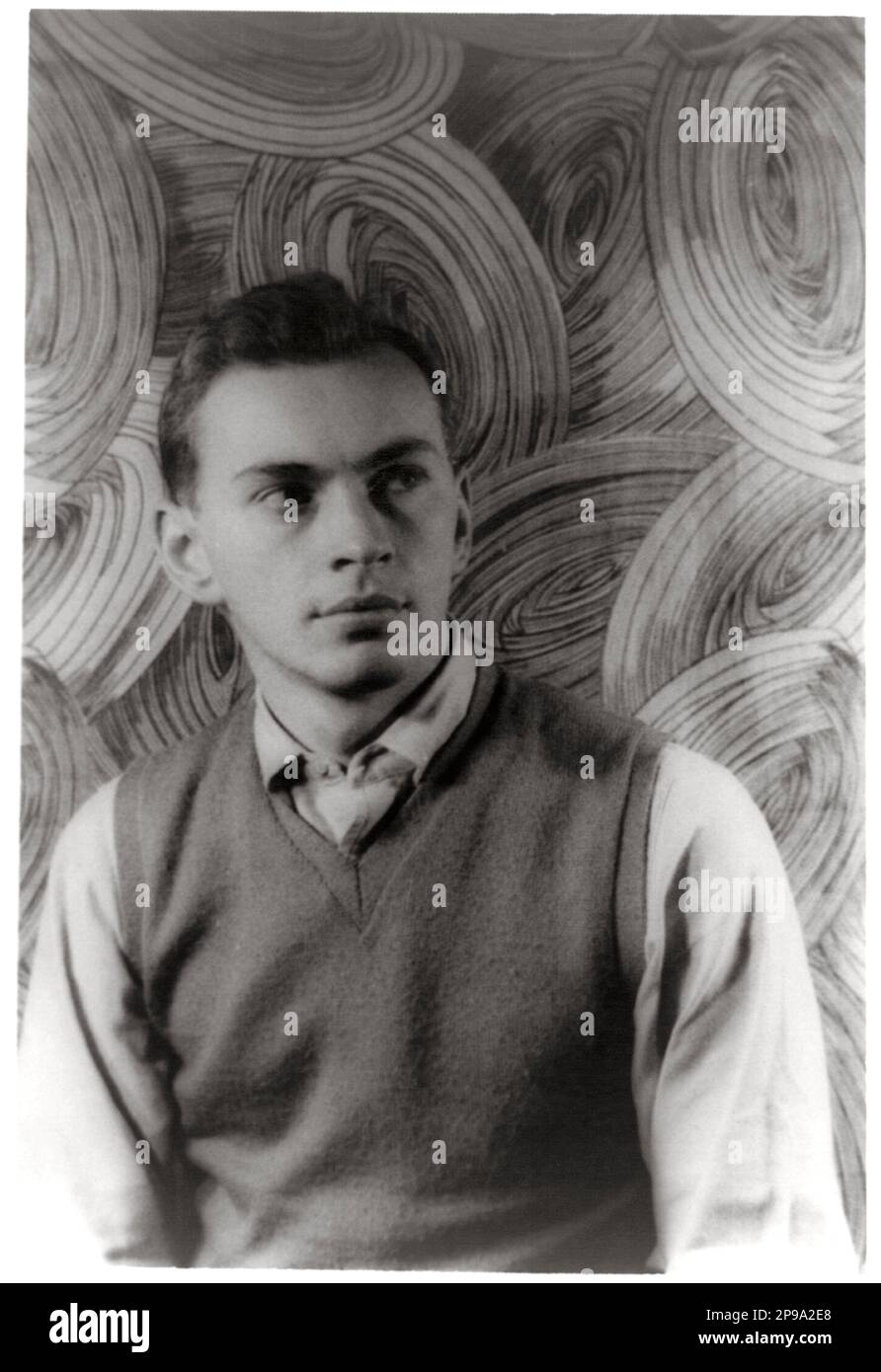 1948 , 14 october , USA : The american writer GORE VIDAL (  born in West Point , New York 3 october 1925  ) . Photo by Carl Van Vechten, ( 1880 - 1964 ) - SCRITTORE - LETTERATURA - LITERATURE - LETTERATO  - gay - homosexuality - homosexual - omosessuale -  Omosessualità - LGBT -  --- NOT FOR ADVERTISING USE --- NON PER USO PUBBLICITARIO ----NOT FOR GADGET USE --- ----   Archivio GBB Stock Photo