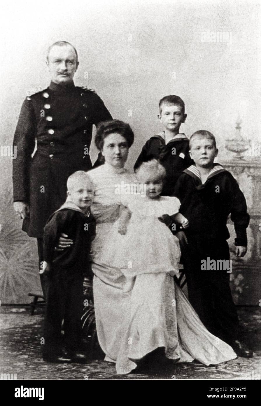 1901 : The german King of SACHSEN FRIEDRICH AUGUST III ( Frederick Augustus , 1865 - 1932 ) the scandalous wife ,  austrian princess LUISA VON TOSCANA ( Luise , Louise von Osterreich - Toskana  , Salzburg 1870 – Bruxelles 1947  ). In this photo with  4 sons : Friedrich August Georg ( 1893 - 1943 ), Friedrich Christian Duke of Saxony ( 1893 - 1968 , later married Princess Elisabeth Helene of Thurn and Taxis ), Ernst Heinrich ( 1896 - 1971 , married first Princess Sophia of Luxembourg ), Margarete Carola Wilhelmine ( 1900 - 1962 , married Friedrich, Prince of Hohenzollern )  - GERMANIA - GERMANY Stock Photo