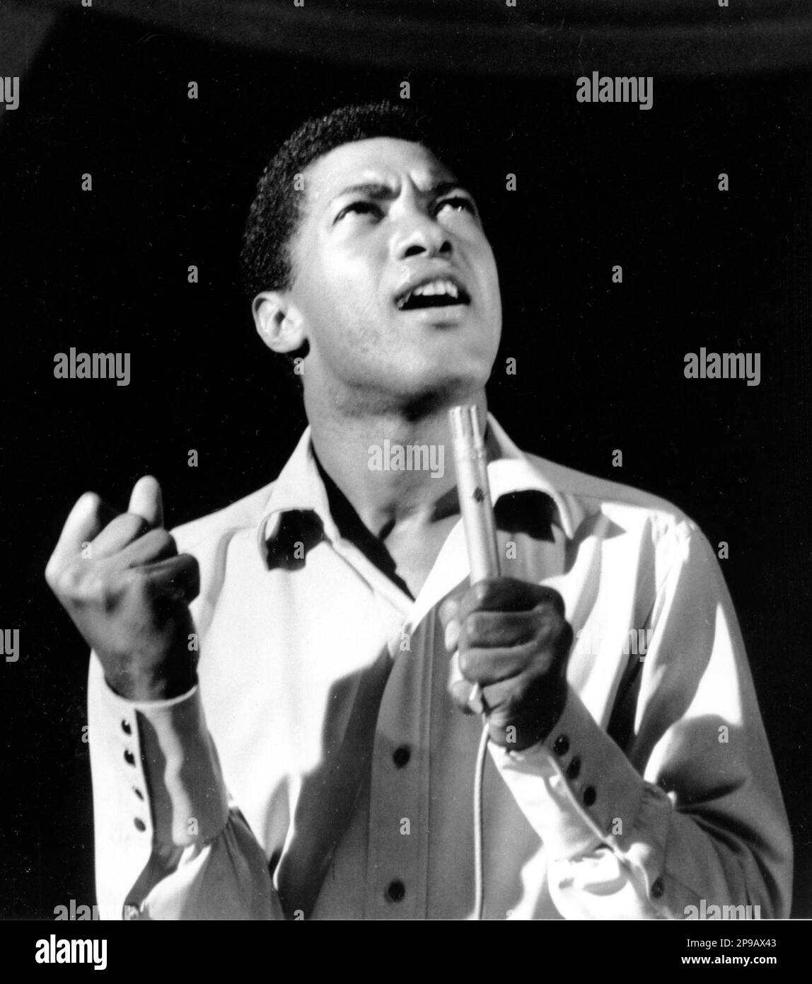 ** ARCHIV ** Sam Cooke singt bei einem Konzert in New York, auf einem undatierten Archivbild. Die Reihe "Sweet Soul Music" des Reissue-Labels Bear Family widmet scih dem Soul der Jahre 1961 bis 1965. (AP Photo) ** zu unserem KORR ** NUR S/W ** ** FILE ** Sam Cooke performs in concert at New York City's Copacabana Night Club in this undated photo. The famed nightclub, currently in its third reincarnation on West 34th Street in New York City, has been condemned by the city to make way for an extension of the No. 7 subway line to the Javits Center. The club will relocate once the owners secure a  Stock Photo