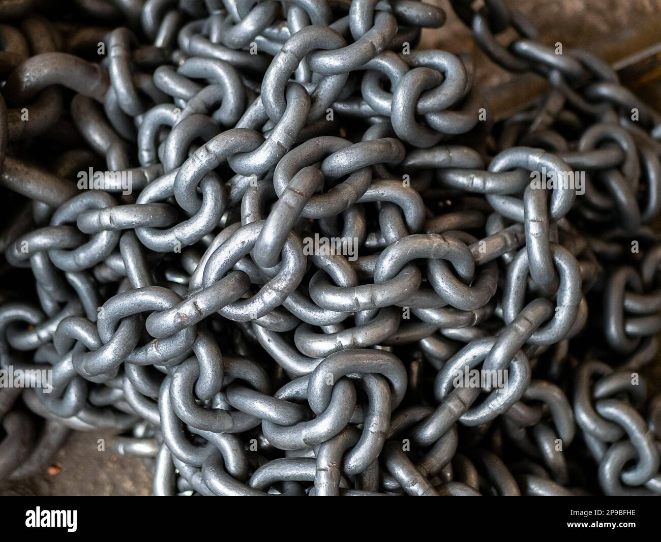 Round steel link chains for conveying and elevating equipment and