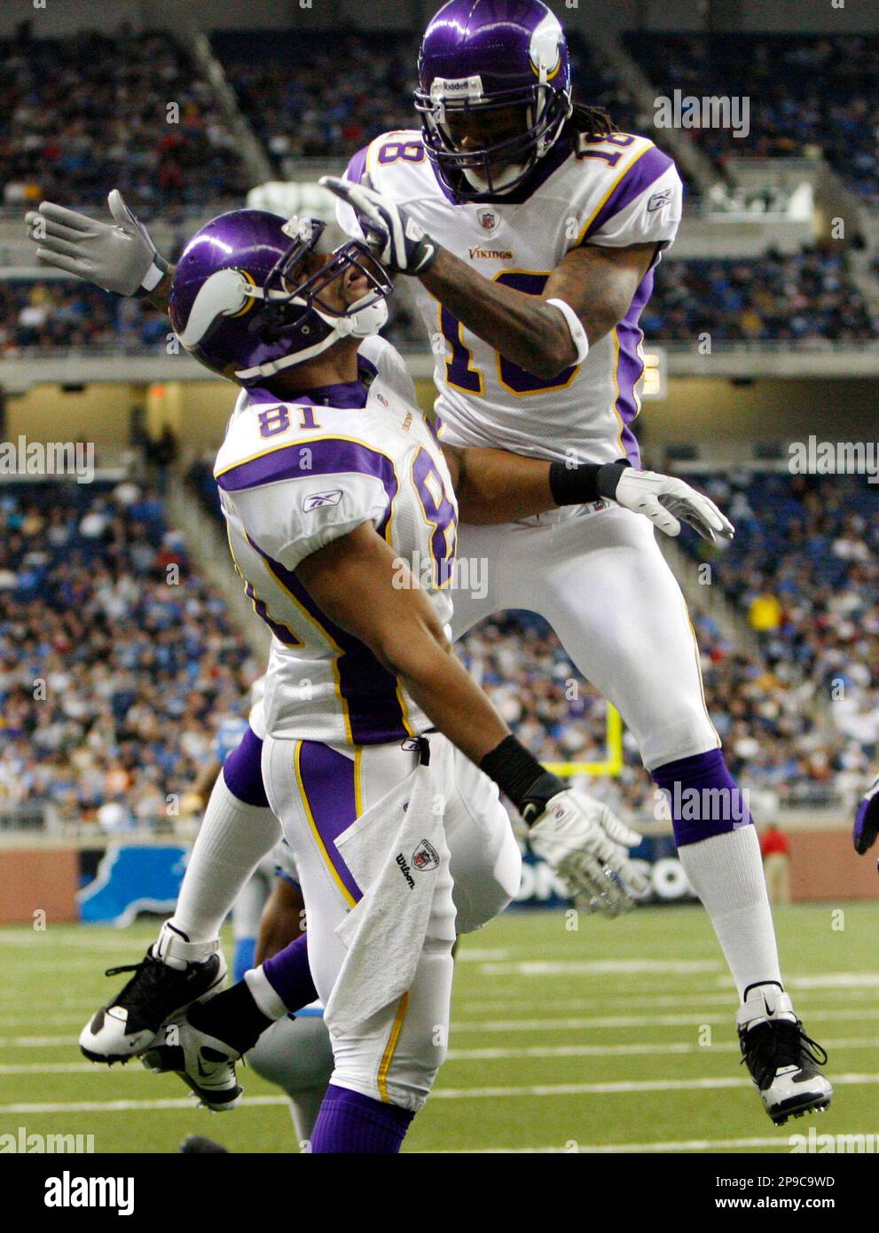 LANDOVER, MD - NOVEMBER 06: Minnesota Vikings tight end T.J. Hockenson (87)  makes a reception against Washington Commanders safety Bobby McCain (20)  during the NFL game between the Minnesota Vikings and the