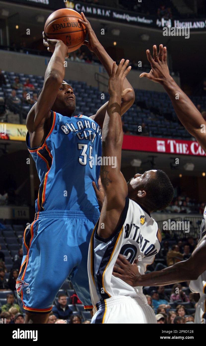 Oklahoma City Thunder's Kevin Durant shoots over Memphis Grizzlies ...