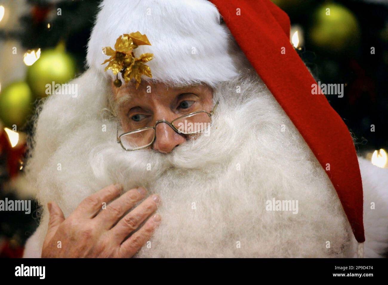 Former White House Santa Claus Jim Shea greeted youngsters at the ...