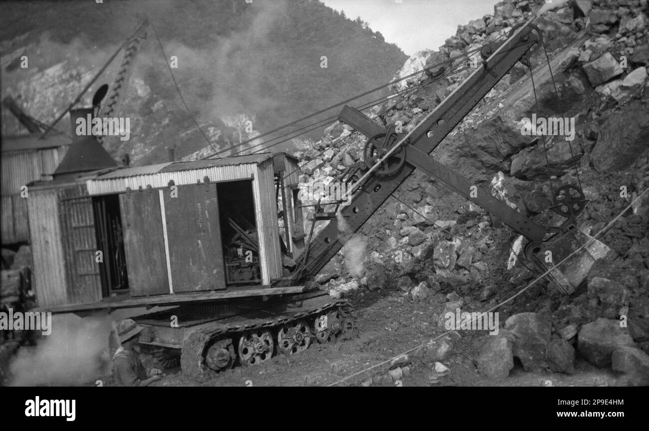 Digger working at the face of the Cobden quarry, Greymouth, Westland, New Zealand, probably 1930s Stock Photo