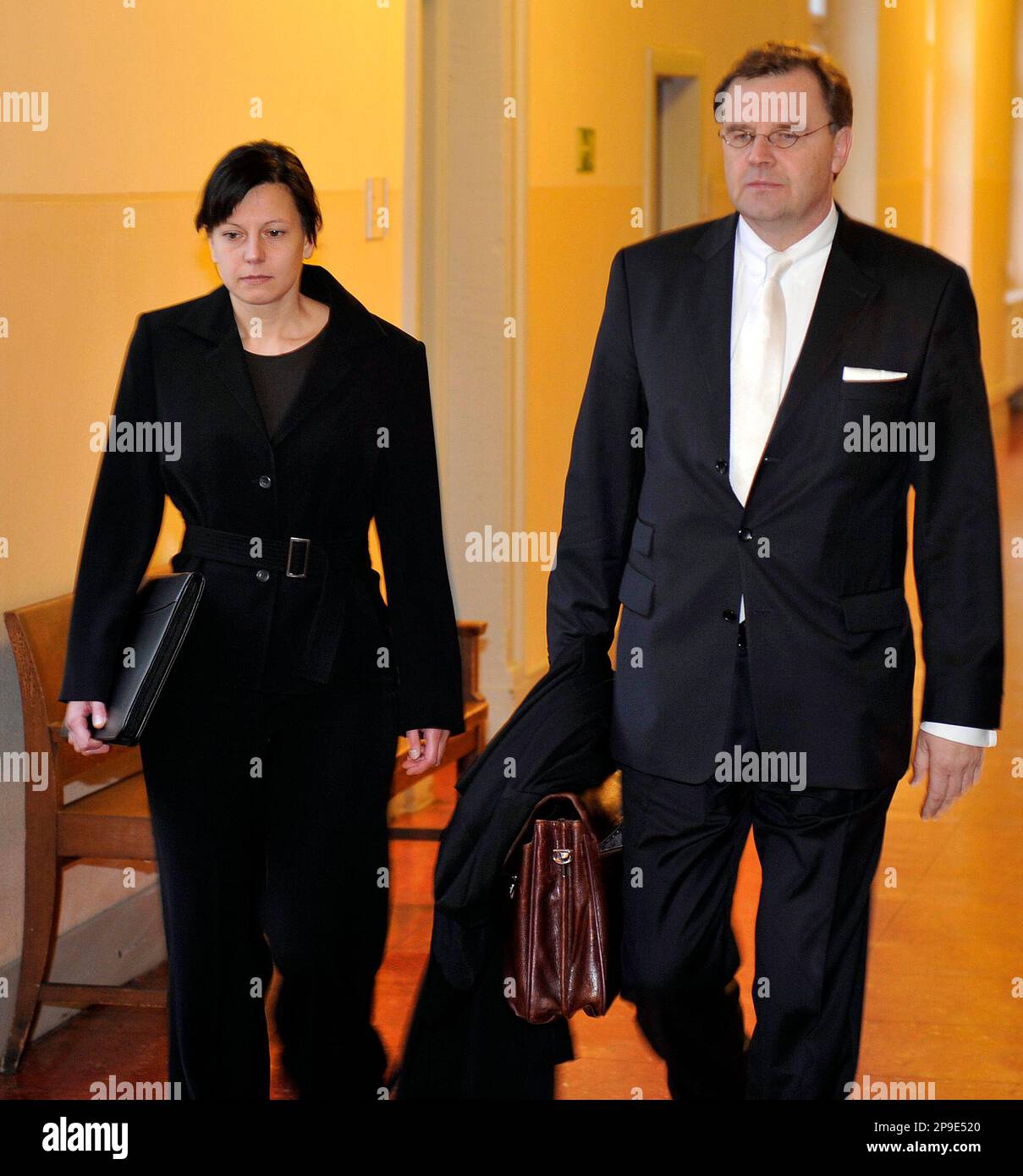 Cornelia Nicole E., links, betritt mit ihrem Anwalt Otmar Kury, rechts