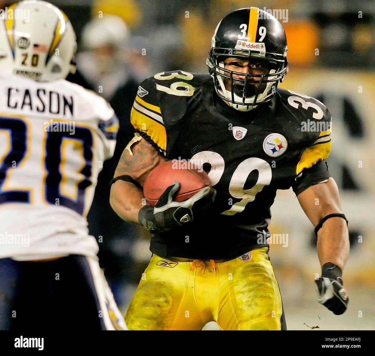 Pittsburgh Steelers running back Willie Parker (39) runs for a six-yard  gain against the San Diego Chargers during the fourth quarter of an NFL  football game in Pittsburgh, Sunday, Nov. 16, 2008.