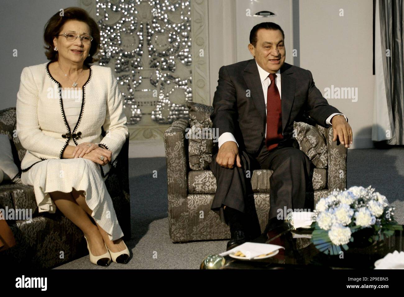Egyptian President Hosni Mubarak, left, along with his wife Suzanne Mubarak  are seen upon their arrival at the airport in New Delhi, India, Sunday,  Nov. 16, 2008. ( AP Photo Stock Photo - Alamy