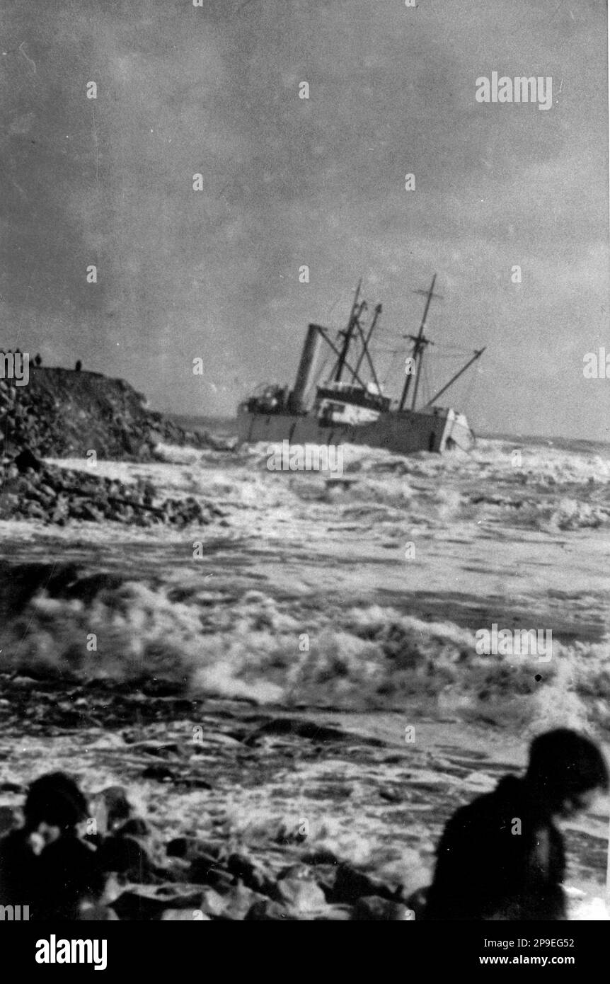 The Abel Tasman, Greymouth, Westland, New Zealand, which became a total wreck on July 18, 1936. The steel screw steamer weighed 2042 tons gross and had a net register of 1201 tons. Stock Photo