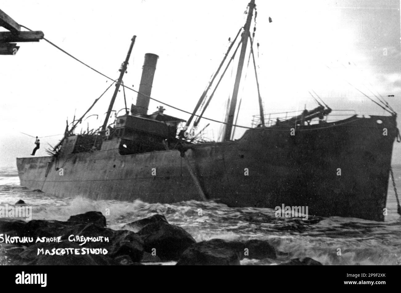 Man coming ashore from the Kotuku, which went aground on the North Tiphead as she was leaving Greymouth, Westland, New Zealand, on 16.5.1912, and became a total wreck. The steel screw steamship weighed 1054 tons gross and had a net register of 662 tons. Stock Photo