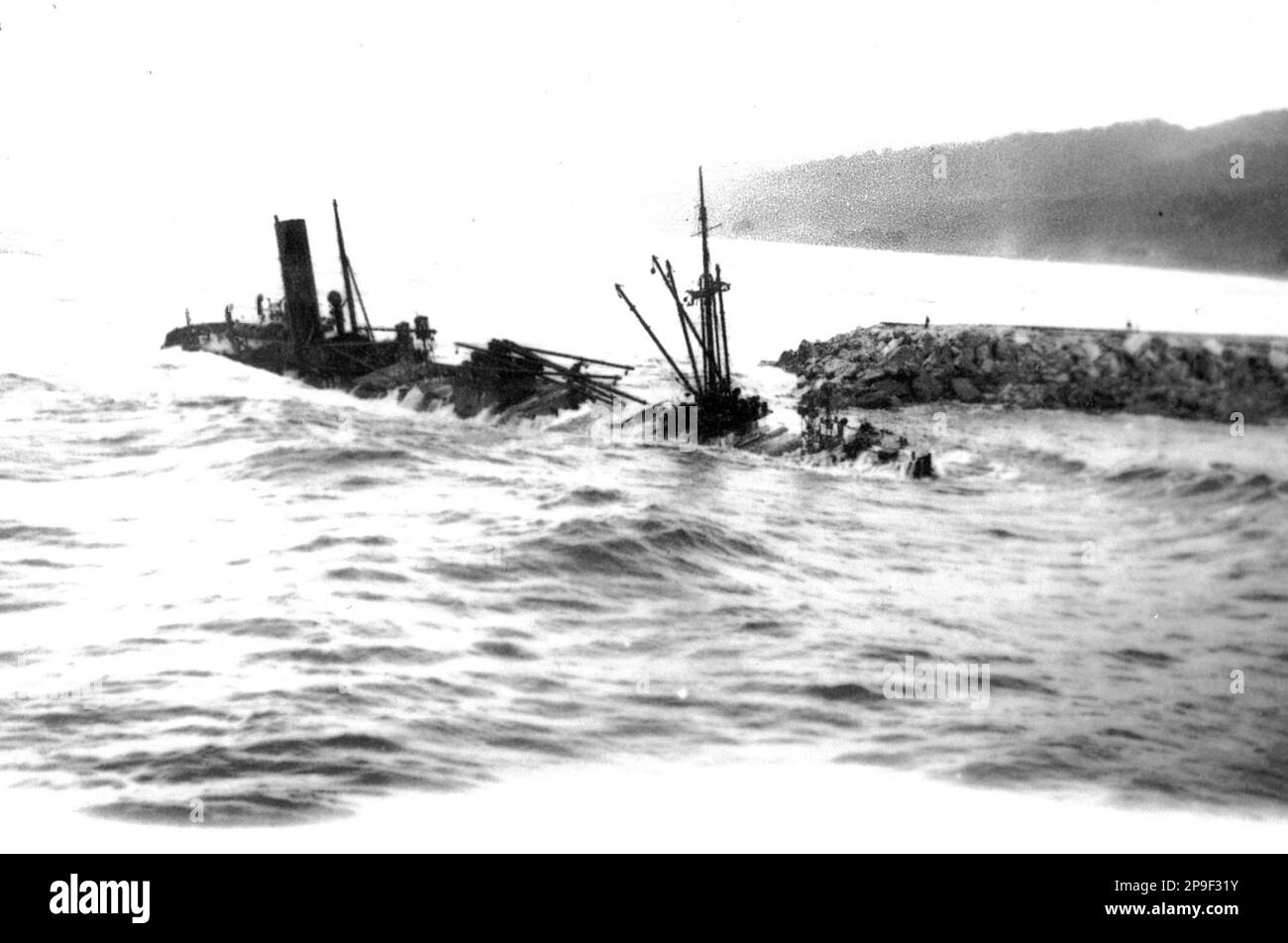 Remains of the Kotuku, which went aground on the North Tiphead as she was leaving Greymouth, Westland, New Zealand, on 16.5.1912, and became a total wreck. The steel screw steamship weighed 1054 tons gross and had a net register of 662 tons. Stock Photo