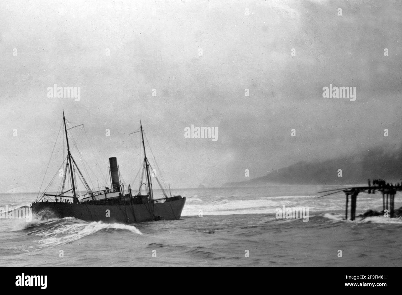 A crowd watches the distress of the steamship Perth, Greymouth, Westland, New Zealand, November 1921 Stock Photo