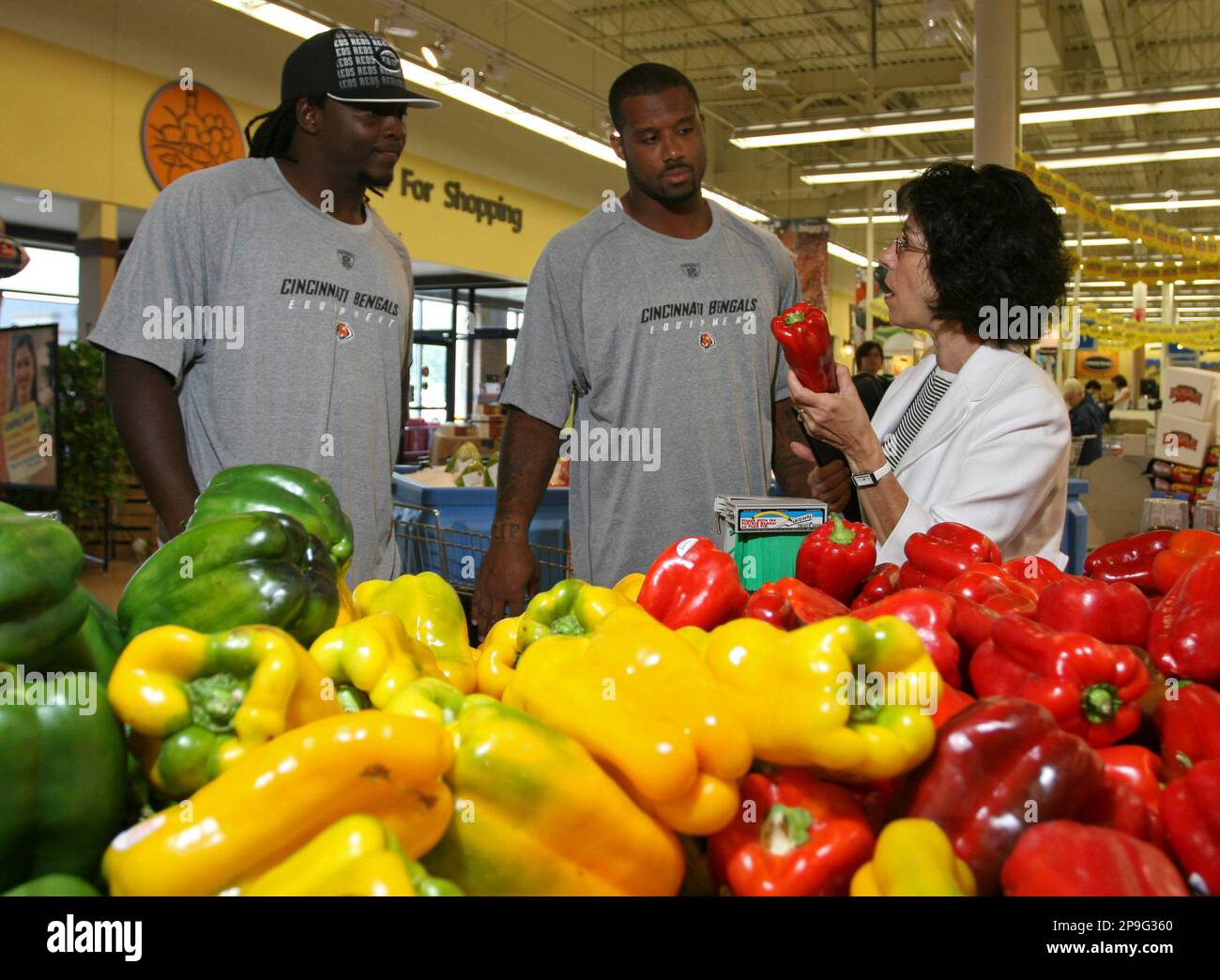 ADVANCE FOR WEEKEND EDITIONS, NOV. 1-2 ** Cincinnati Bengals linebackers  Darryl Blackstock, left, and Rashad Jeanty, right, shop for groceries with  team nutritionist Michele Macedonio at a Biggs grocery story, Tuesday