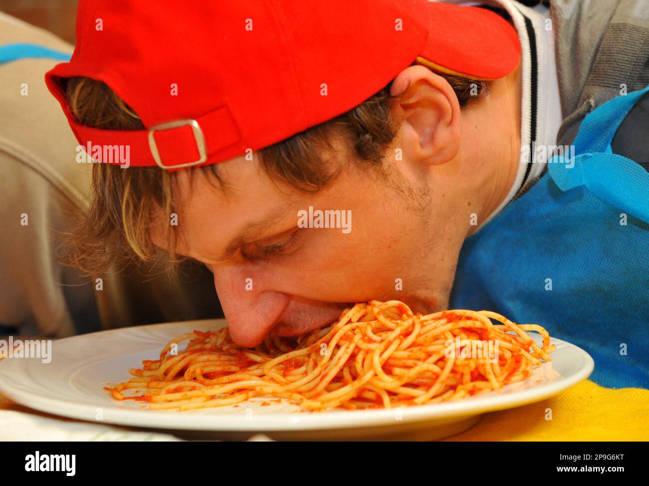 Andre Kiesig isst am Mittwoch, 29. Oktober 2008, in Dresden beim Spaghetti-Wettessen.  Die Teilnehmer musseten eine 500 Gramm Portion Spaghetti Bolognese ohne  Besteck und mit auf dem Ruecken verschraenkten Haenden essen. Kiesig