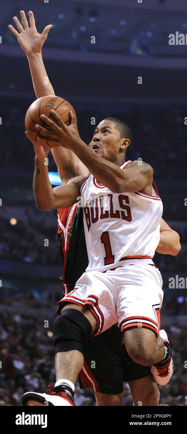 Download Chicago Bulls star Derrick Rose goes for a layup