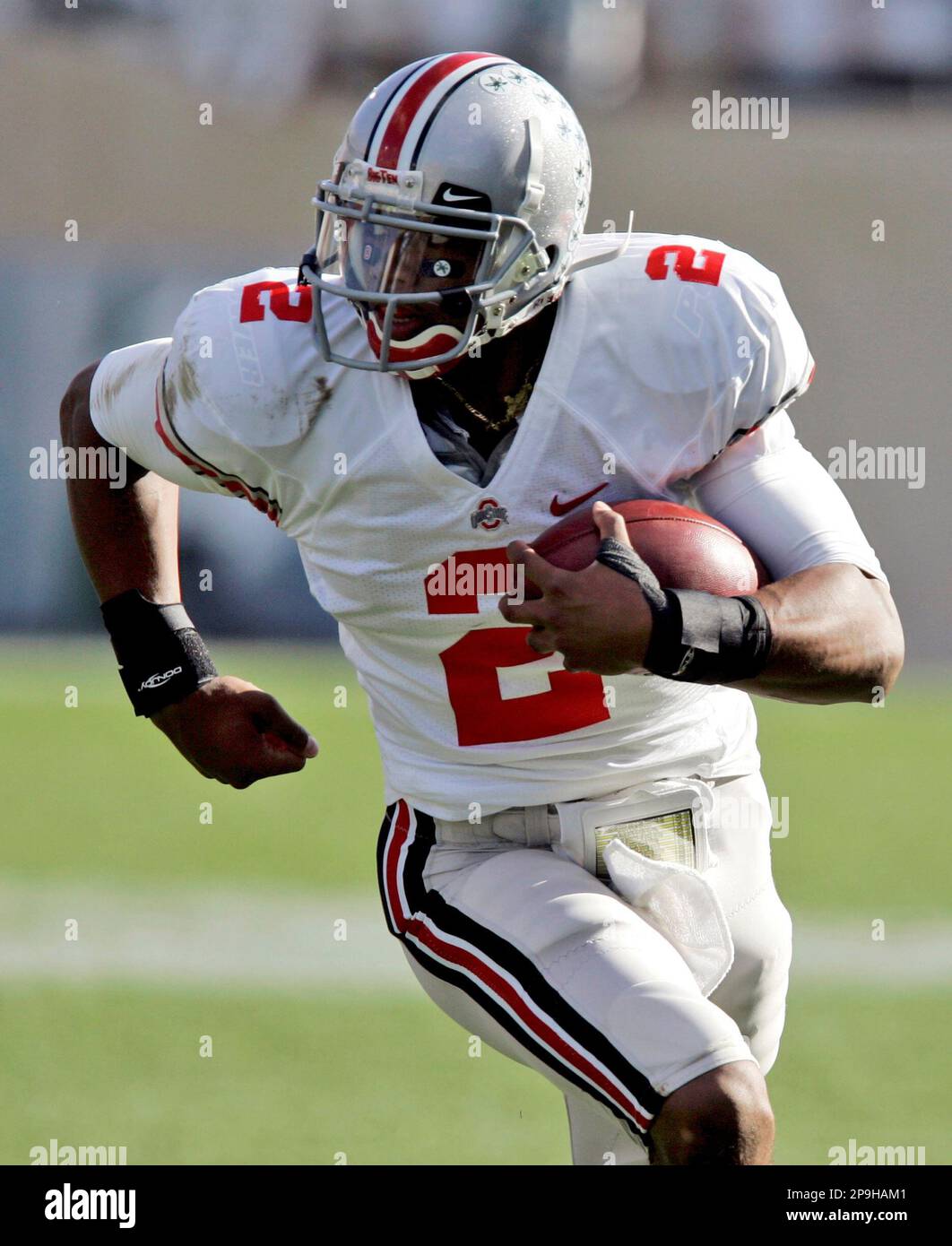 RETRANSMISSION FOR IMPROVED TONING ** Ohio State quarterback Terrelle Pryor  (2) runs into the end zone for a touchdown against Michigan State during  the first quarter of an NCAA college football