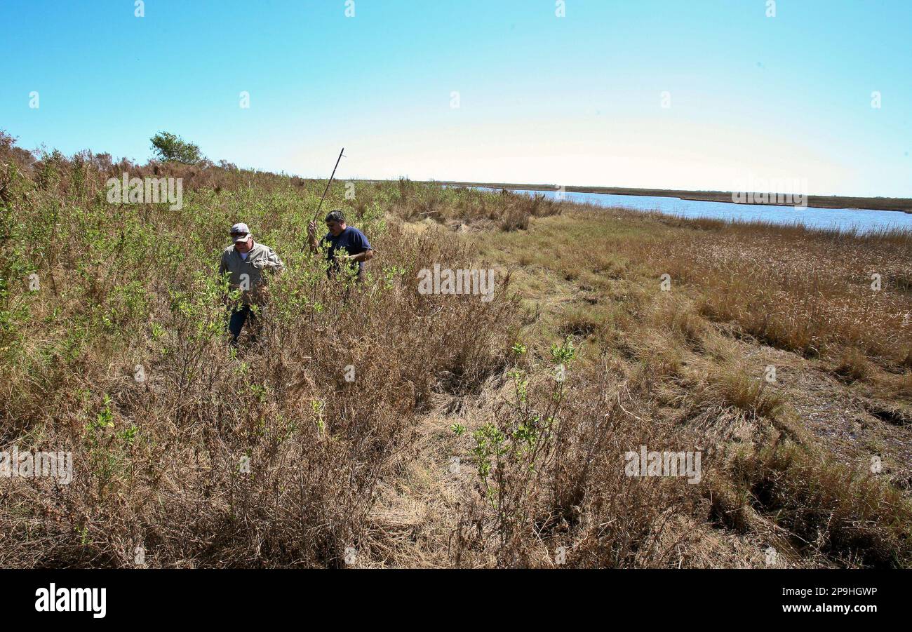 **ADVANCE FOR SUNDAY, OCT. 19 AND AFTER**Joe Johnson, a volunteer, and